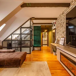 Urban Oasis With Parking Apartamento